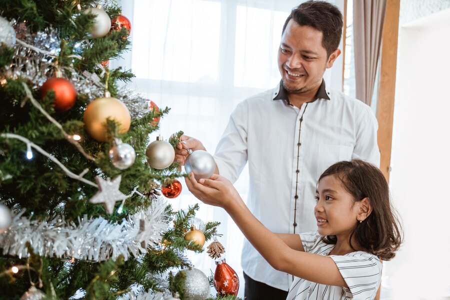 Dekorasi Pohon Natal Bersama Ayah