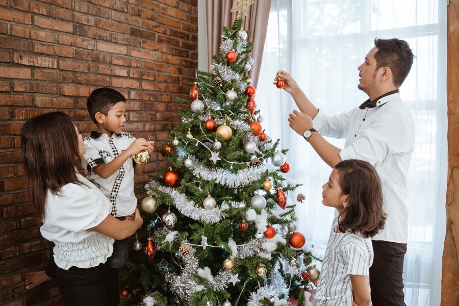 Mendekorasi Pohon Natal
