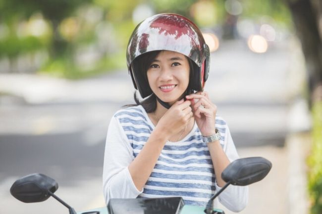 (Ilustrasi berkendara dengan helm, Sumber: Freepik)