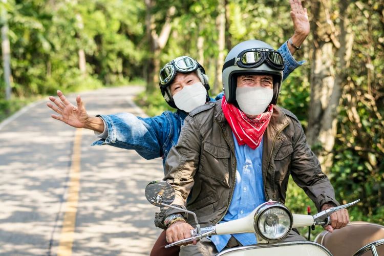 (Menggunakan kacamata pelindung saat berkendara, Sumber: Freepik)